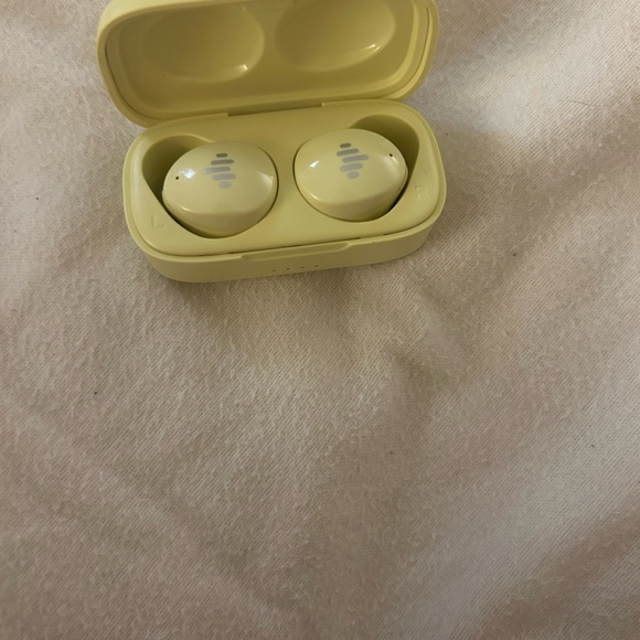yellow iLuv headphones - Picture 2 of 4